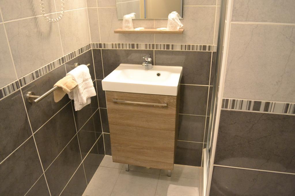Logis-Hotel & Restaurant Le Carnot Болбек Стая снимка